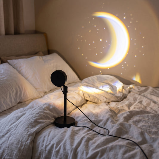 Projection d'un croissant de lune lumineux par la lampe Sunset & Moon