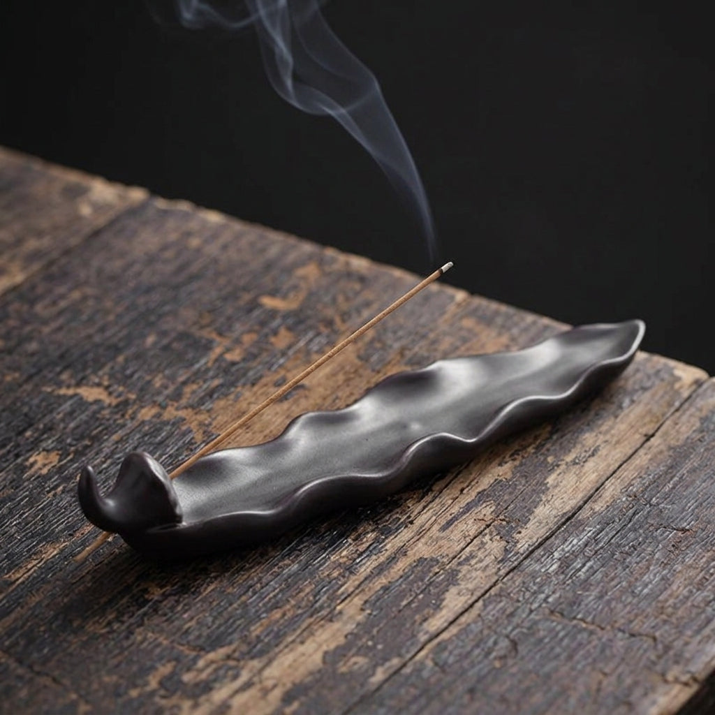 Porte-encens lotus en céramique avec bâtonnet d'encens allumé